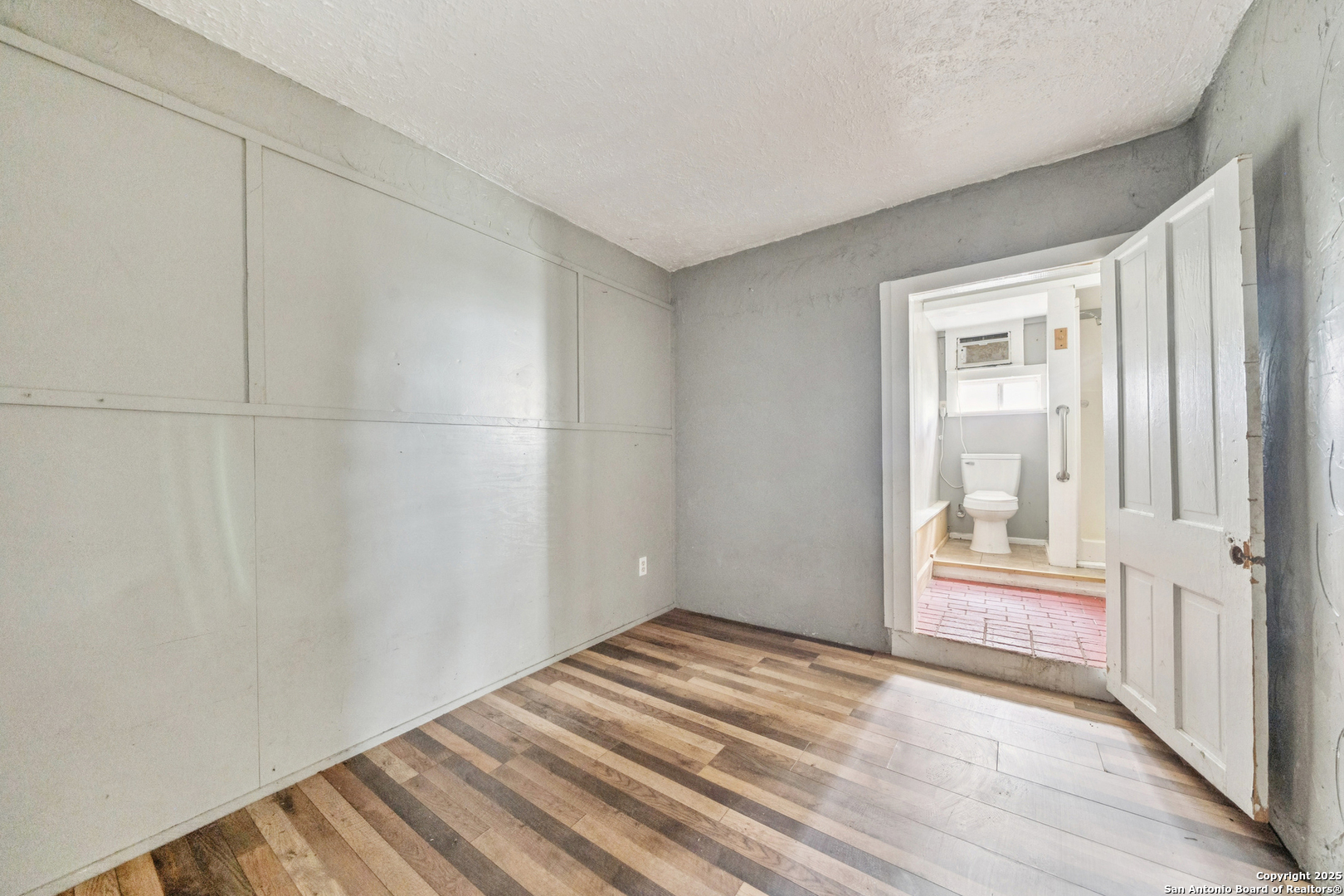 897 Zig Zag, , 78016 — photo 1