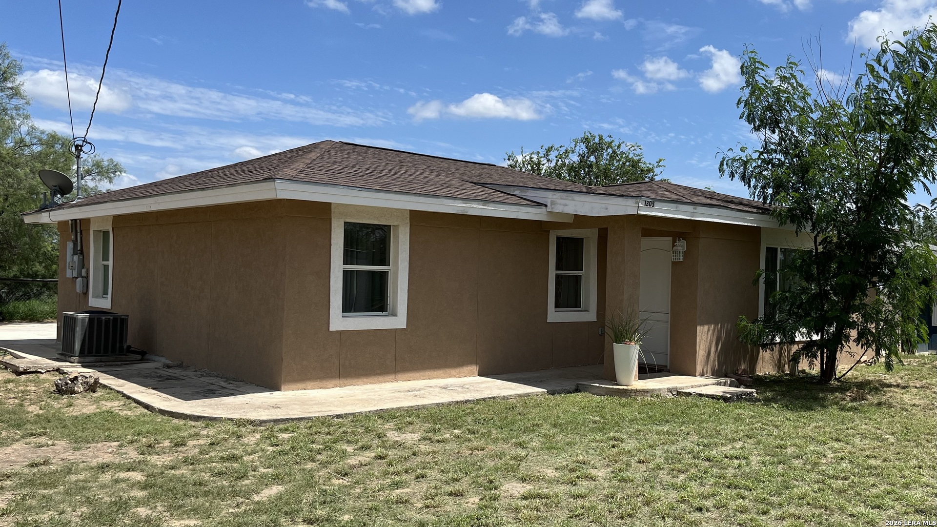 1305 N 1st, Carrizo Springs, TX 78834 — photo 1