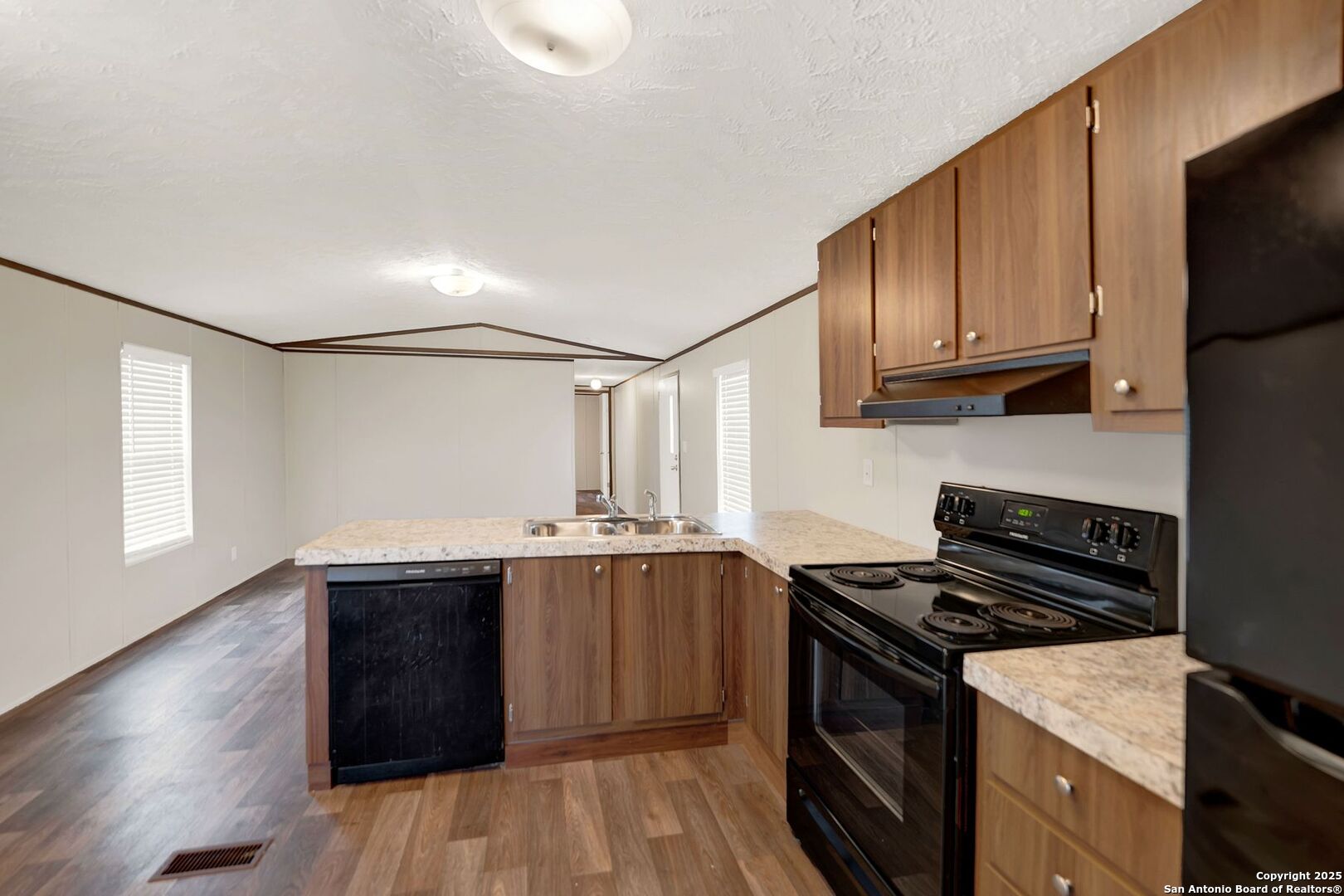 888 Lobo Loop, , 78861 — photo 1