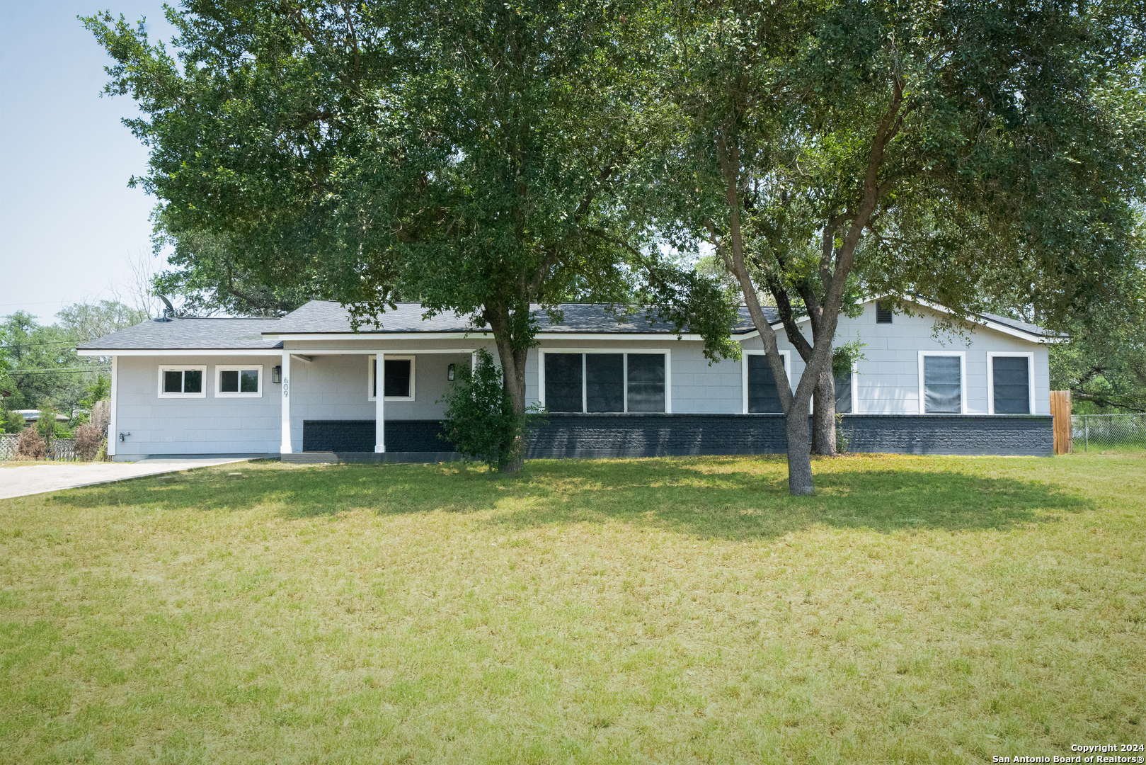 609 Hickory Highway, Devine, TX 78016 — photo 1