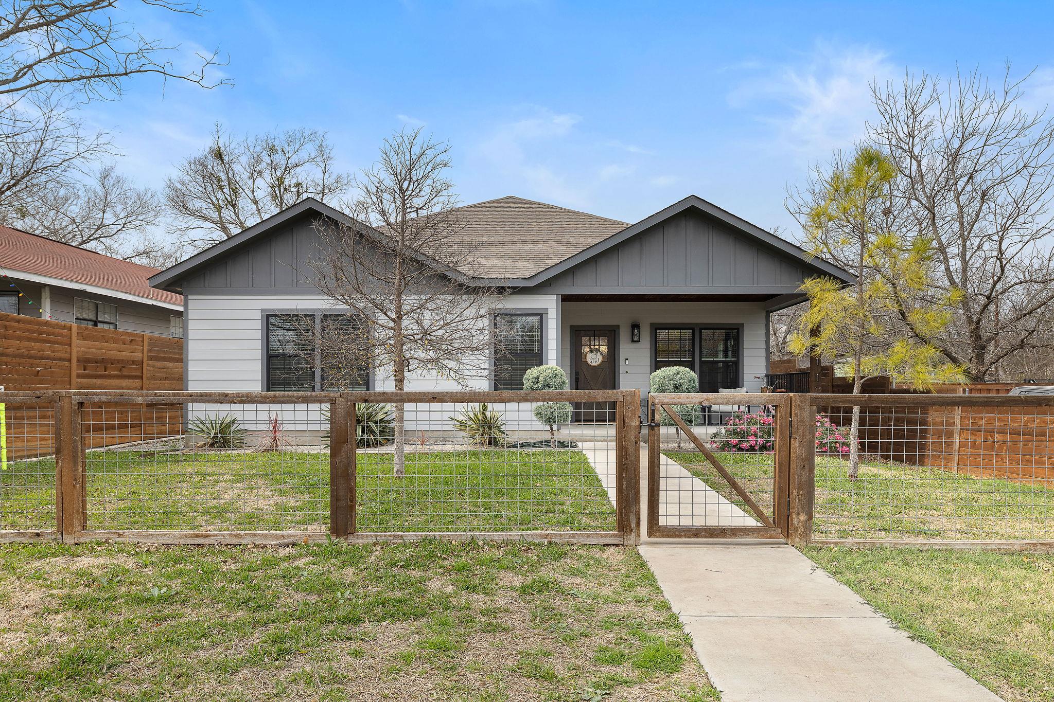 611 Elliott, Taylor, TX 76574 — photo 1