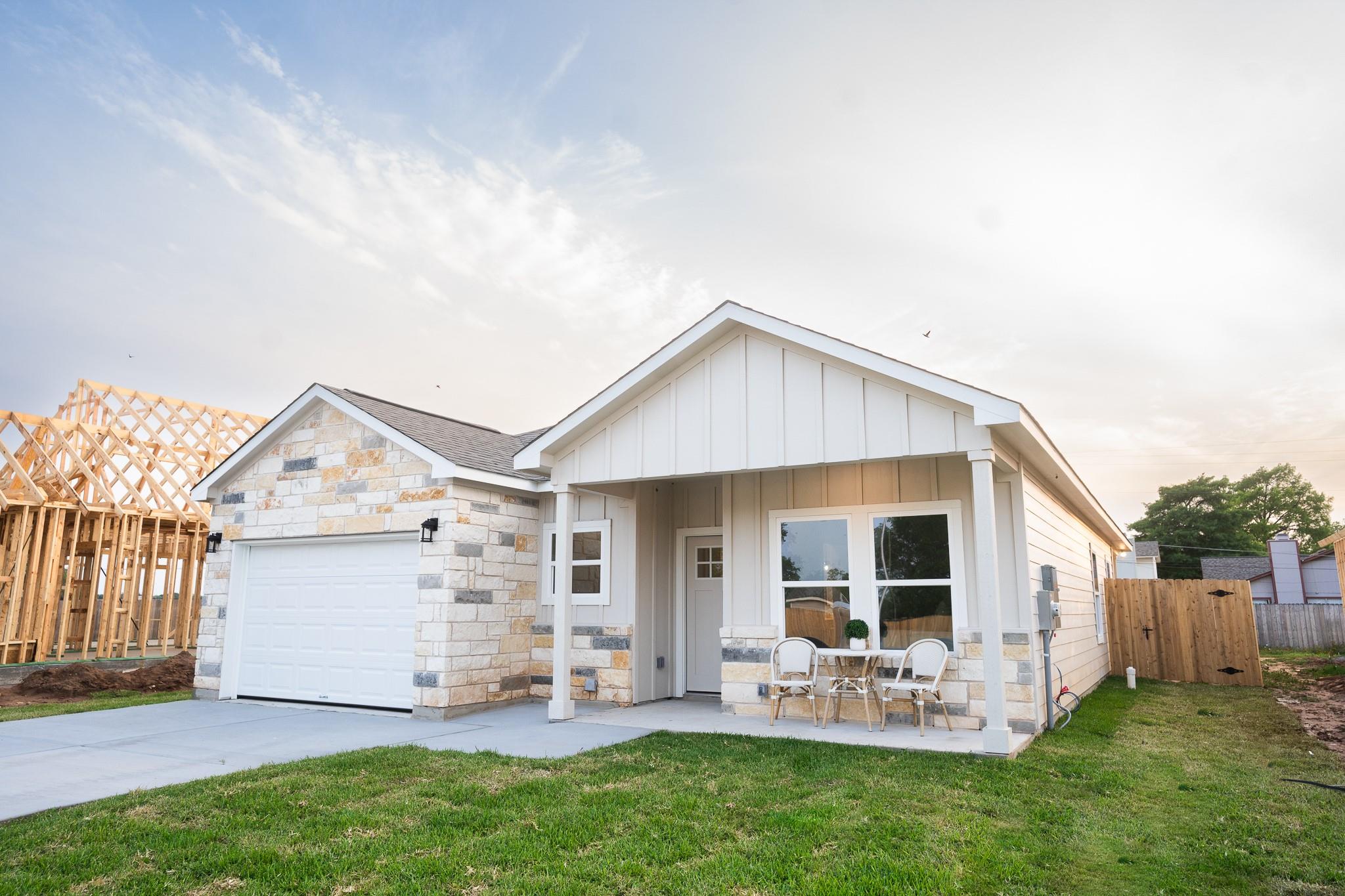 307 String Prairie, Smithville, TX 78957 — photo 1