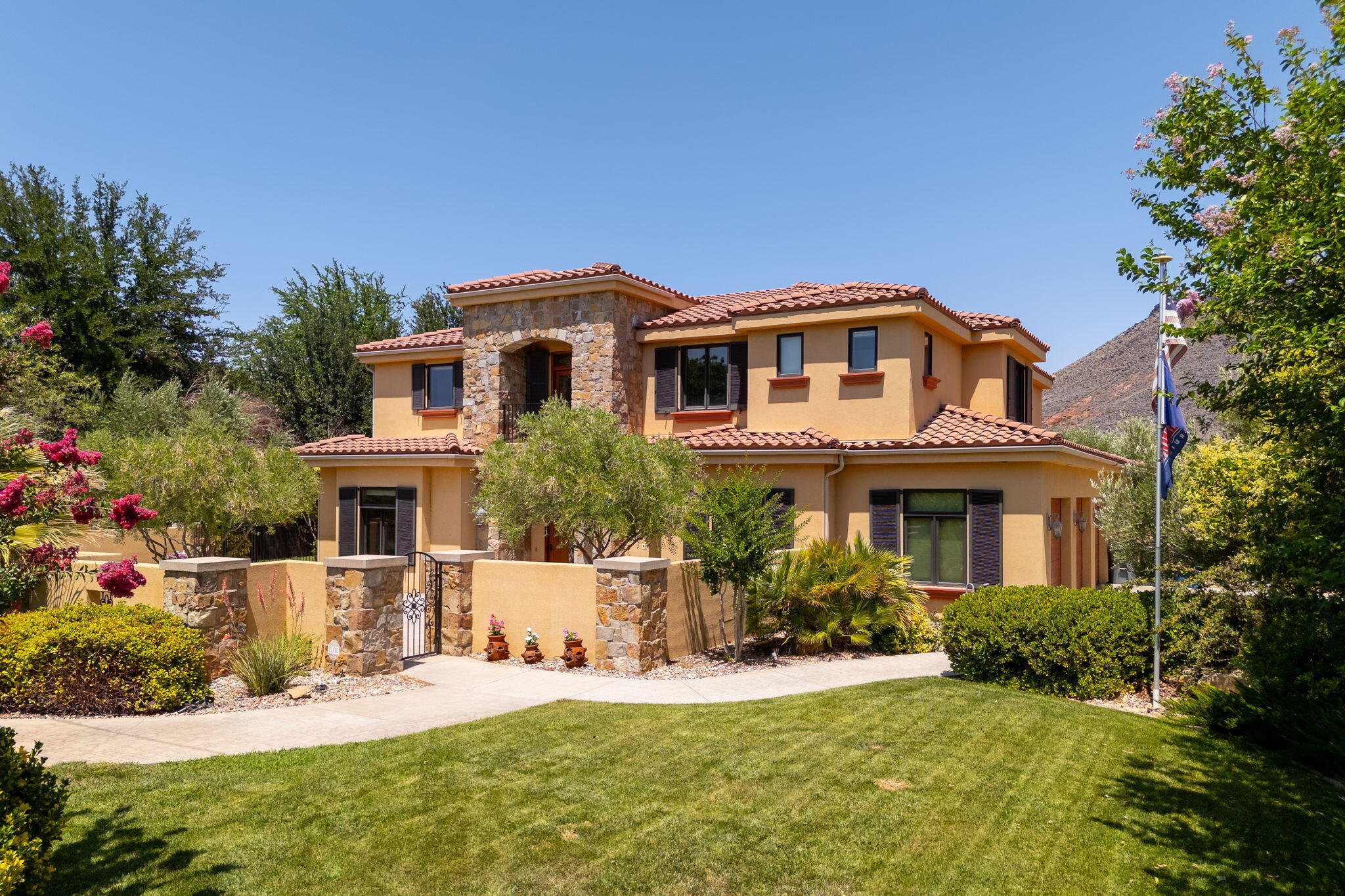 557 S WOODSVIEW CIR, St George, UT 84770 — photo 1