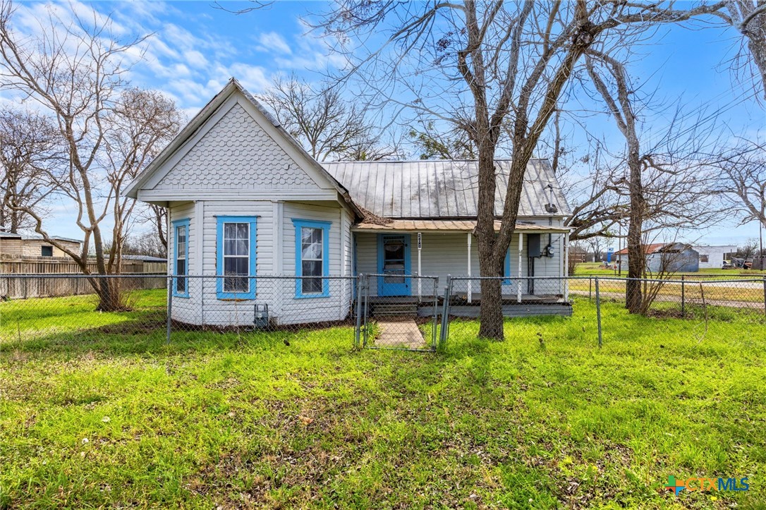201 N 10th Street, Buckholts, TX 76518 — photo 1
