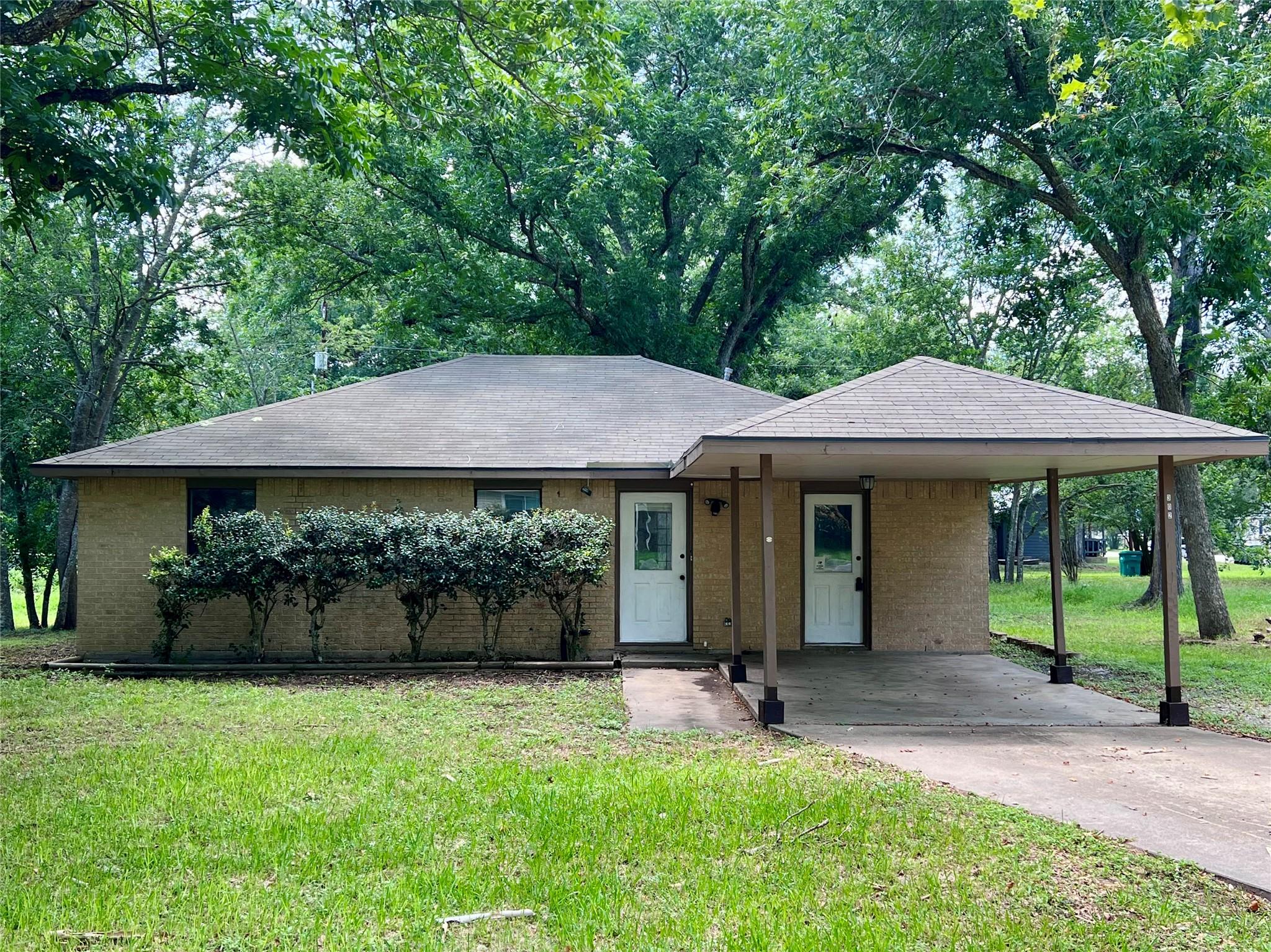 302 Harris St, Smithville, TX 78957 — photo 1