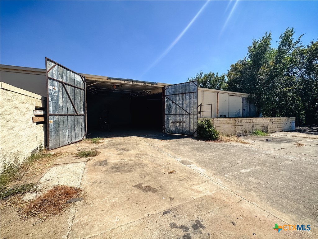 512 Jones Street, Gonzales, TX 78629 — photo 1