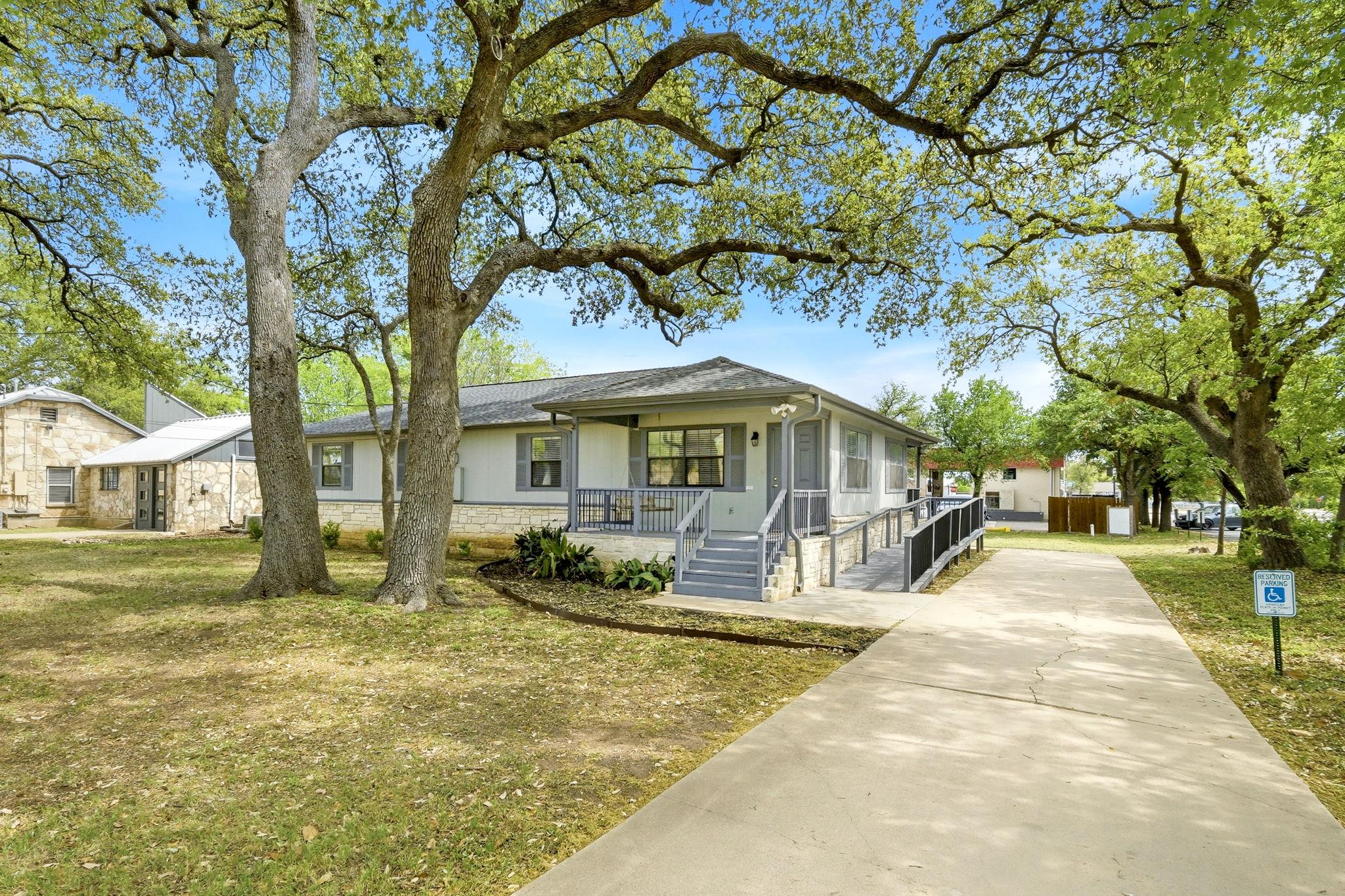 403 W Anderson Ave, Round Rock, TX 78664 — photo 1