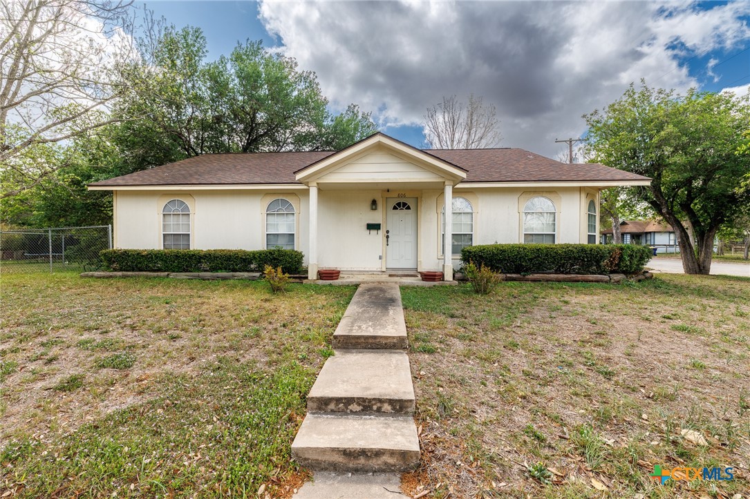 806 Saint Michael Street, Gonzales, TX 78629 — photo 1