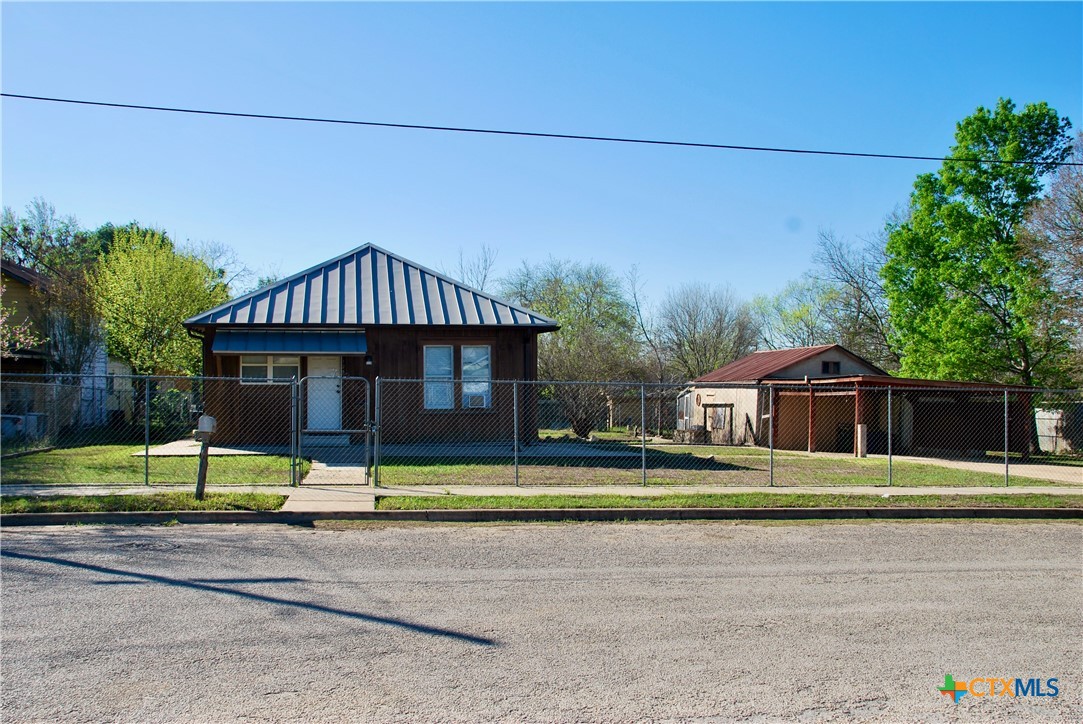 125 W Wallace Street, Gonzales, TX 78629 — photo 1