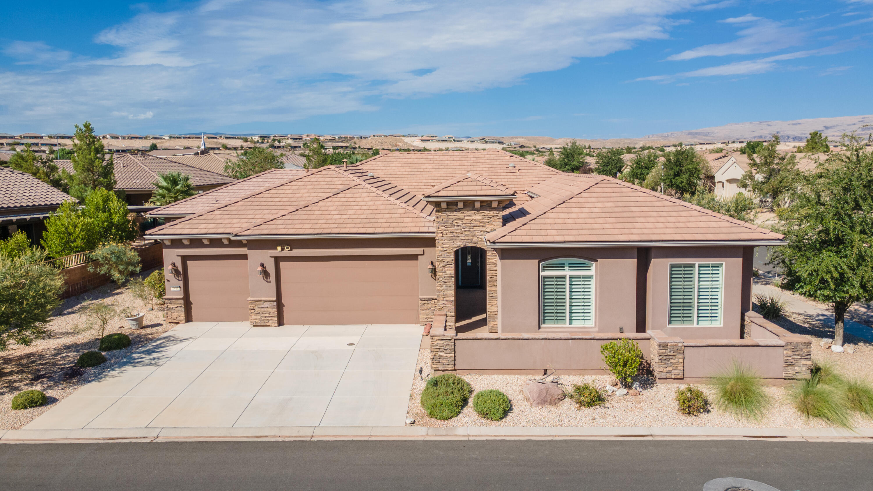 4898 S HeatherGlen DR, St George, UT 84790 — photo 1