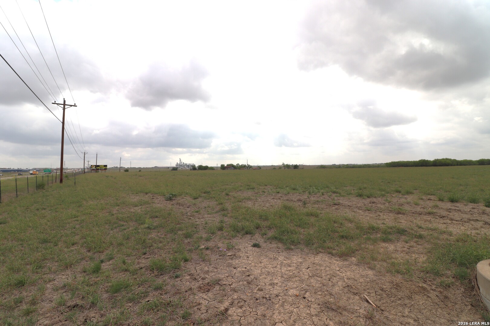 70 +/- ACRES IH 10, , 78155 — photo 1