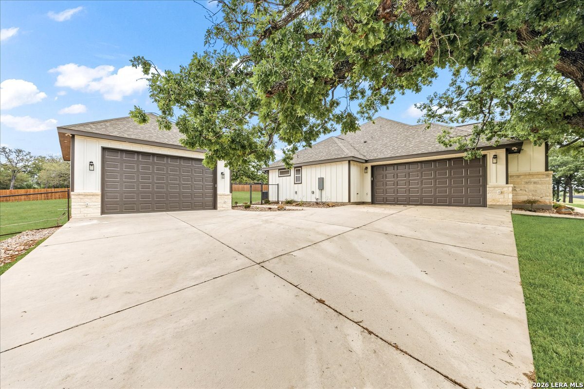 120 Timber Heights, , 78121 — photo 1