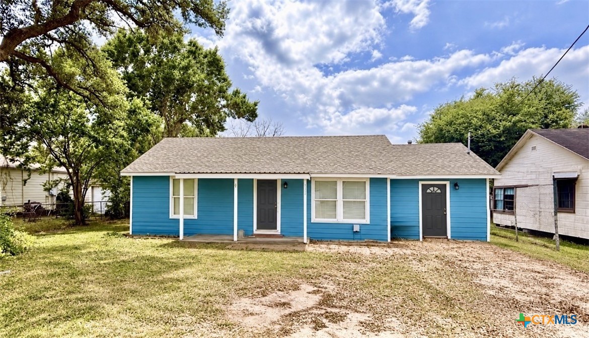 607 S East Street, Edna, TX 77957 — photo 1