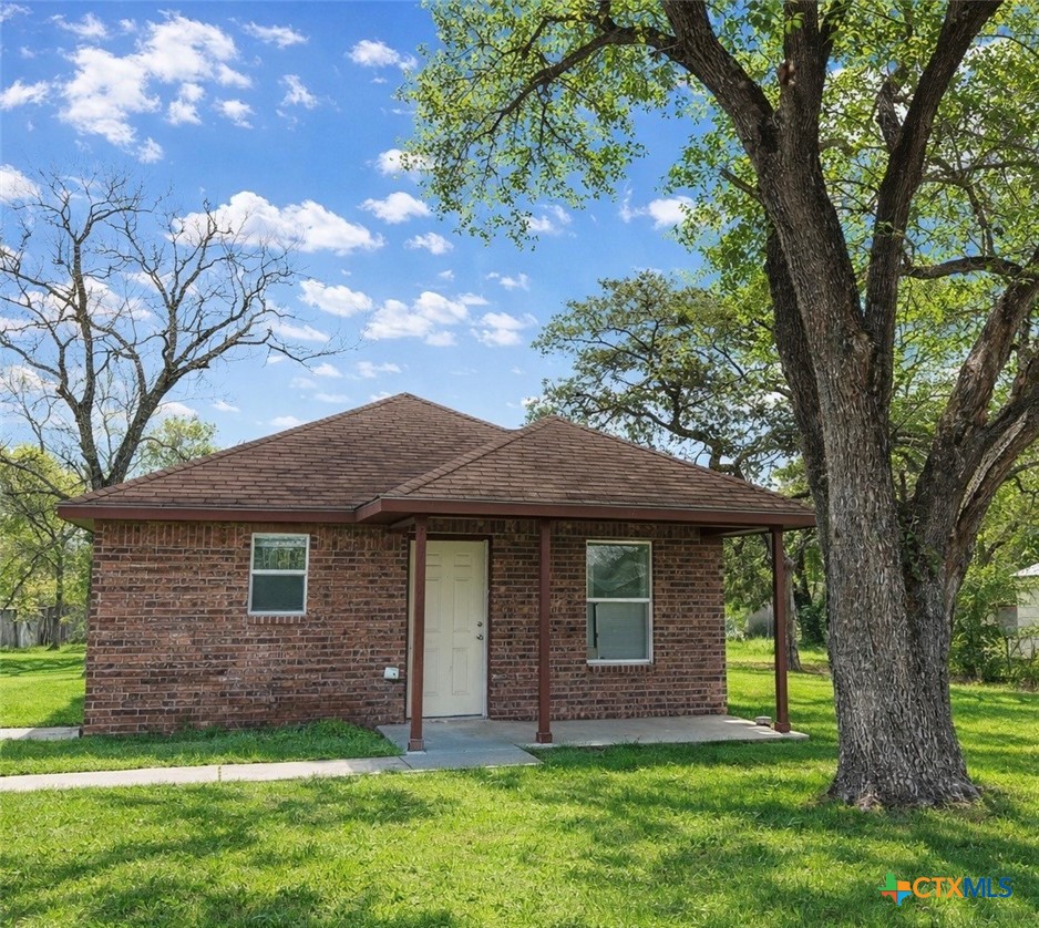807 S Promenade Street, Hallettsville, TX 77964 — photo 1