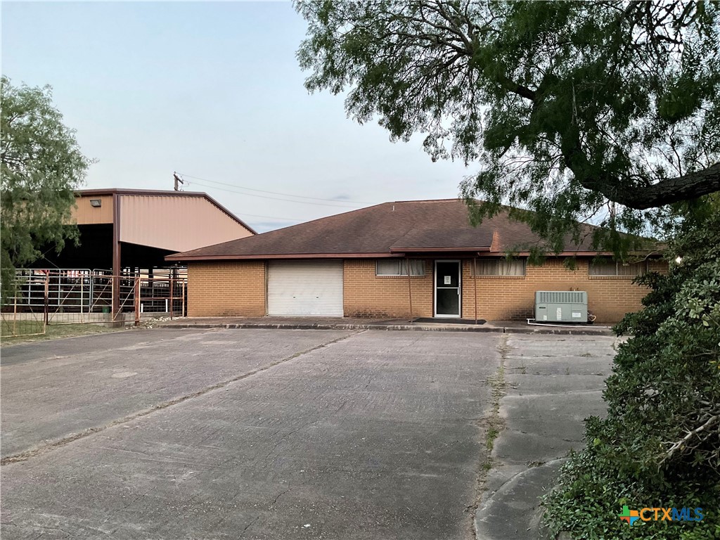 1310 W Grand Avenue, Yoakum, TX 77995 — photo 1