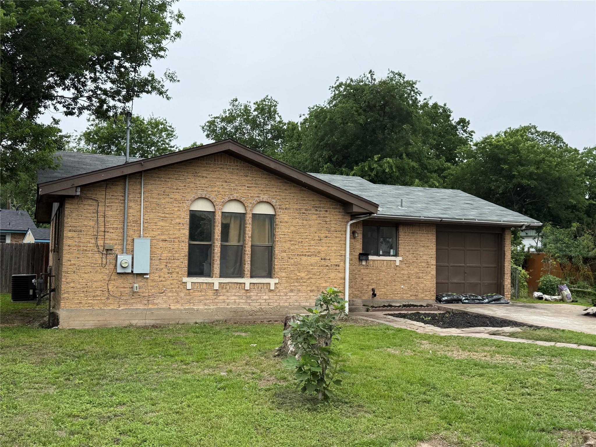 1704 S Walnut St, Georgetown, TX 78626 — photo 1