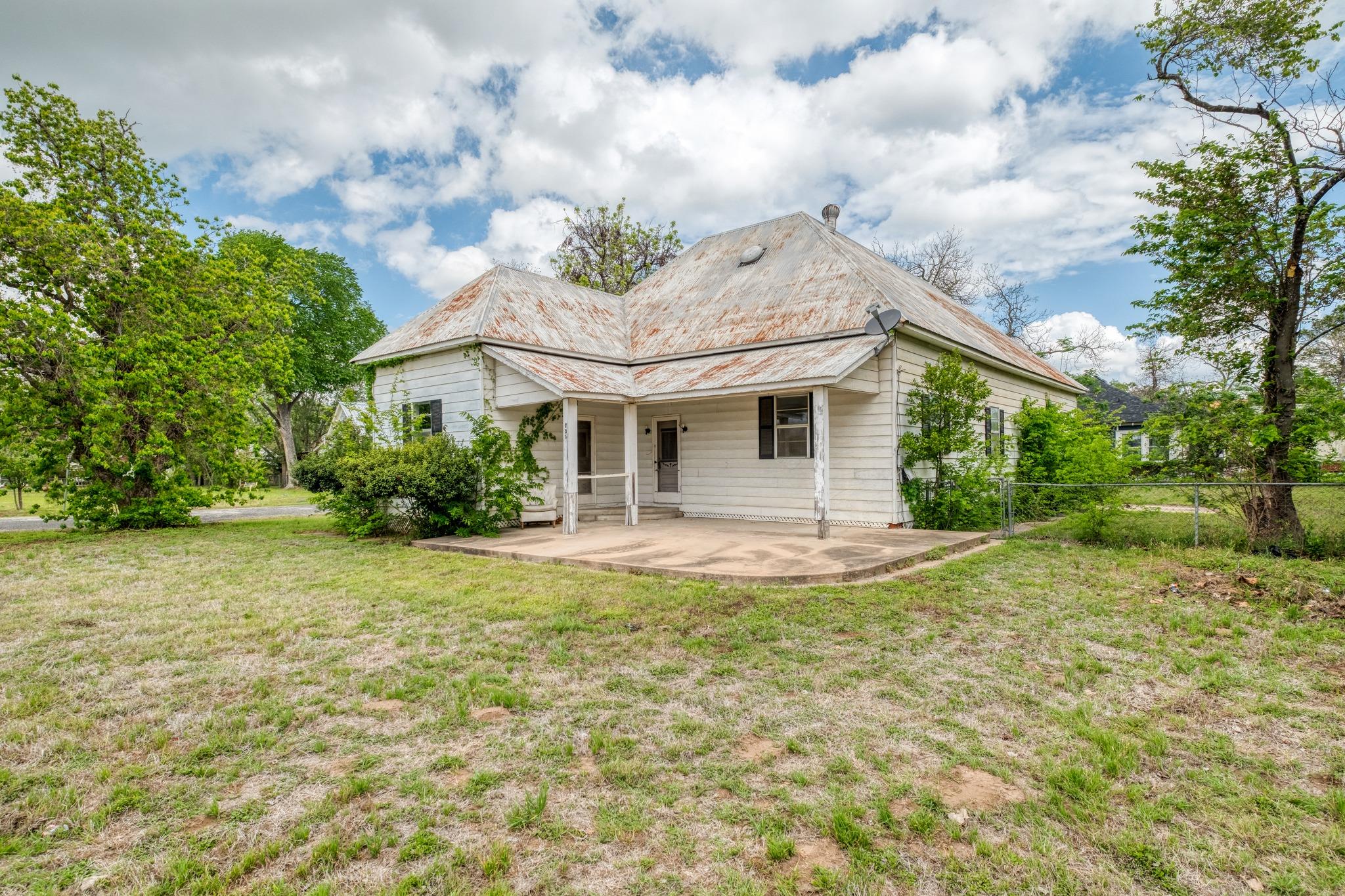 701 NE 1st St, Smithville, TX 78957 — photo 1