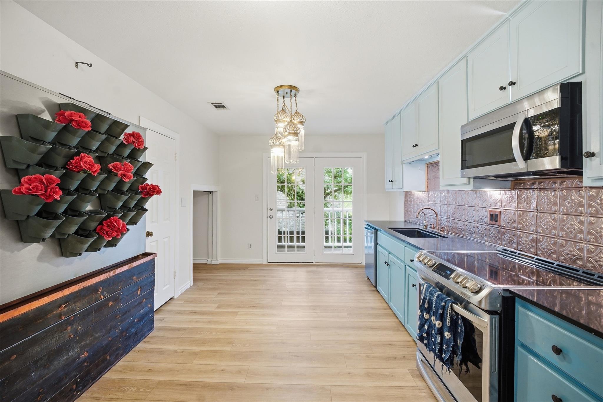 1104 Franklin, San Marcos, TX 78666 — photo 1
