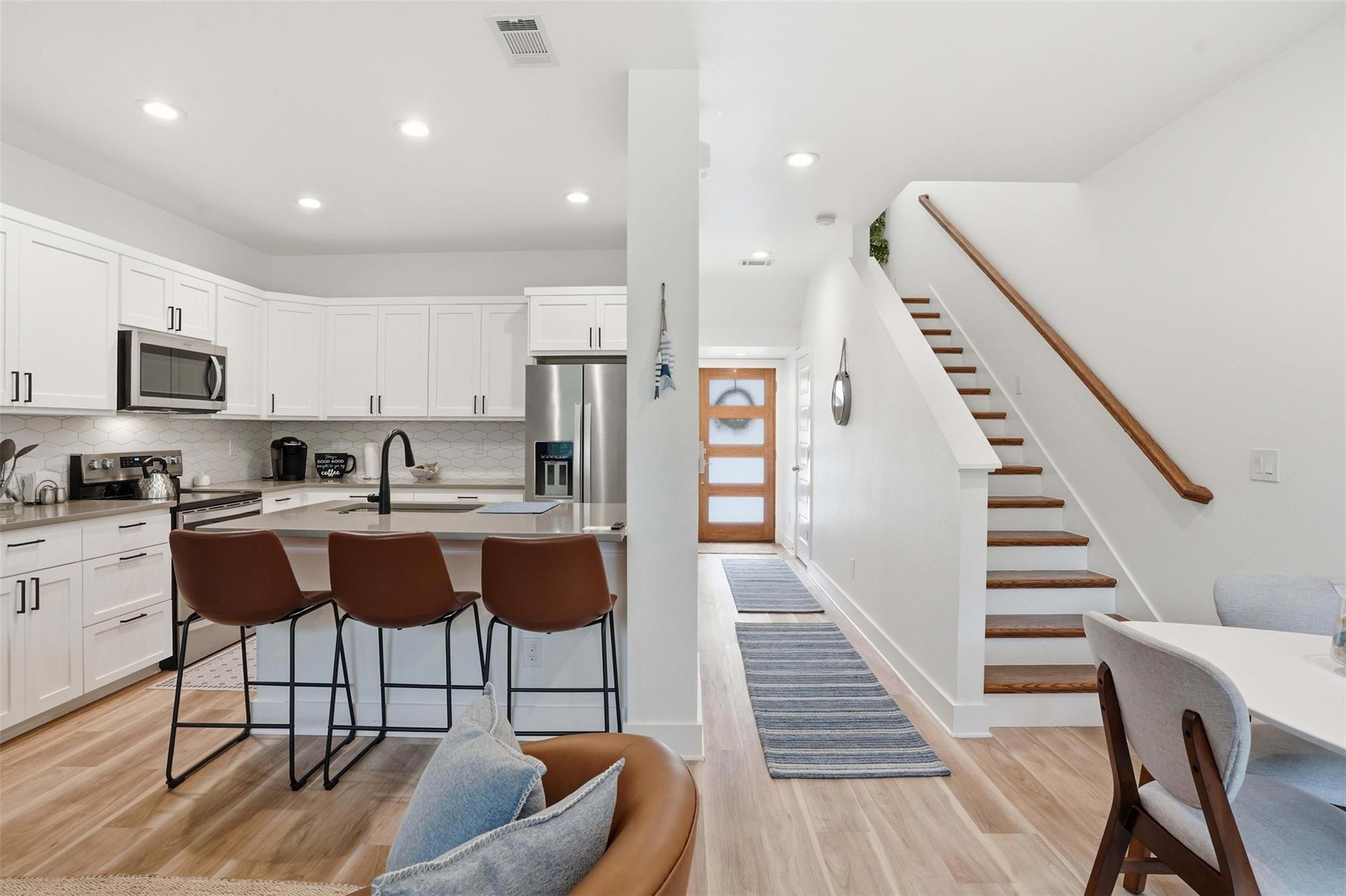 512 Palmer, Point Venture, TX 78645 — photo 1