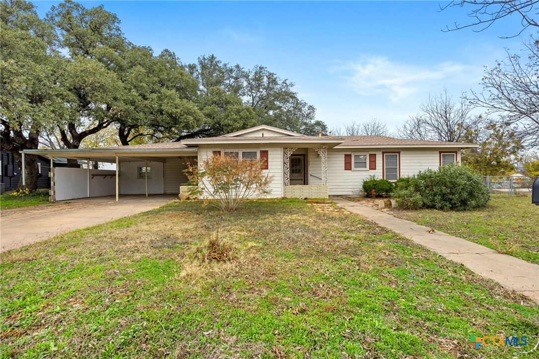 1002 W Woodlawn Street, San Saba, TX 76877 — photo 1