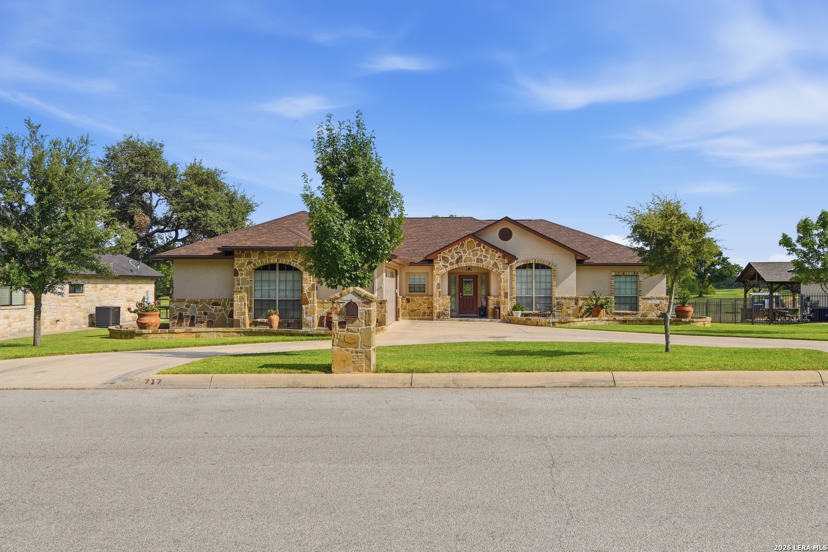 717 Jack Nicklaus, Devine, TX 78016 — photo 1
