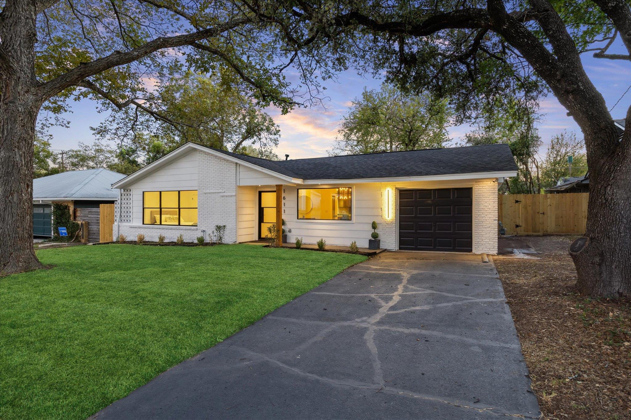 1611 Ridgehaven