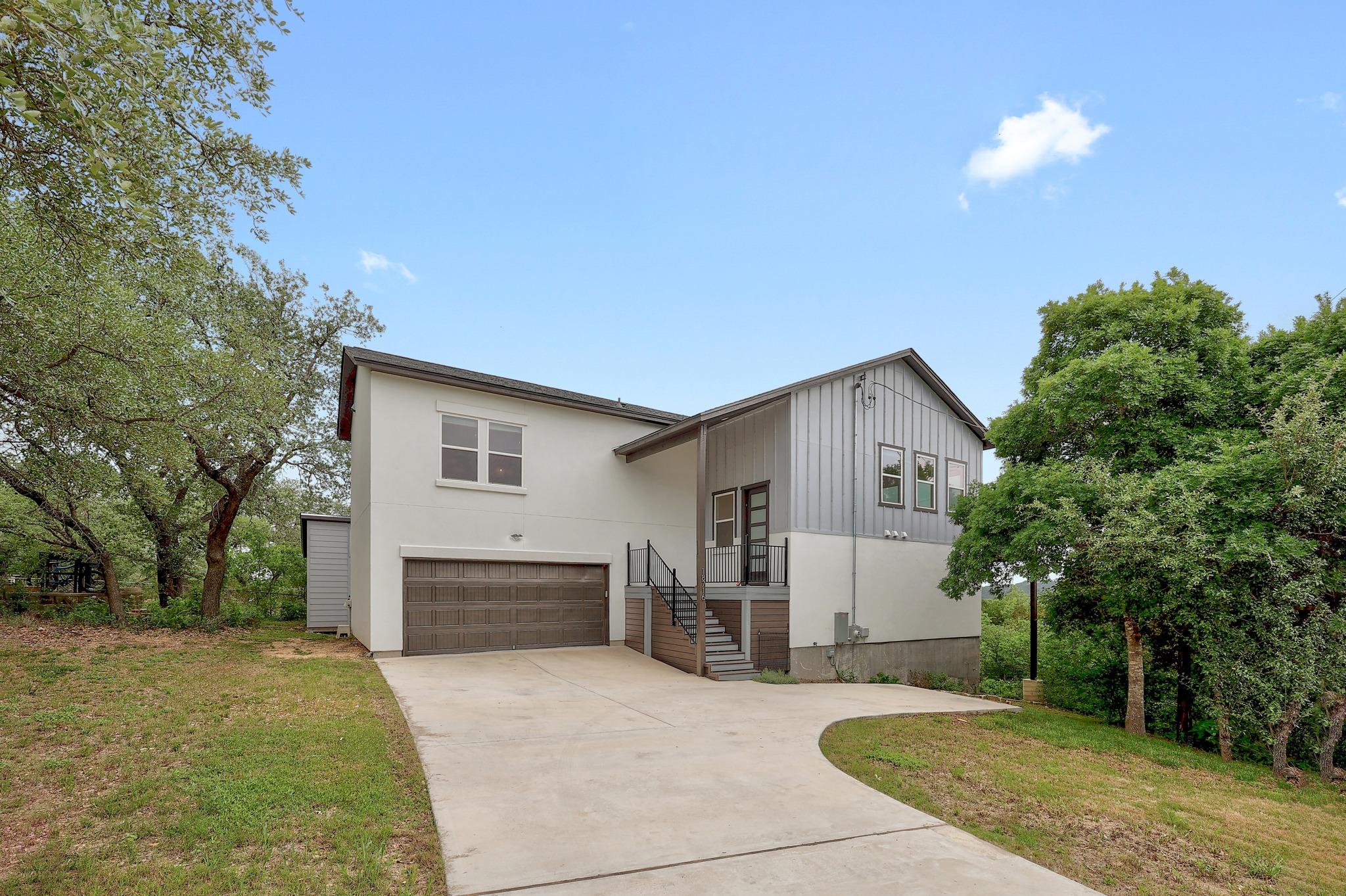 18716 W Lakeview Dr, Jonestown, TX 78645 — photo 1