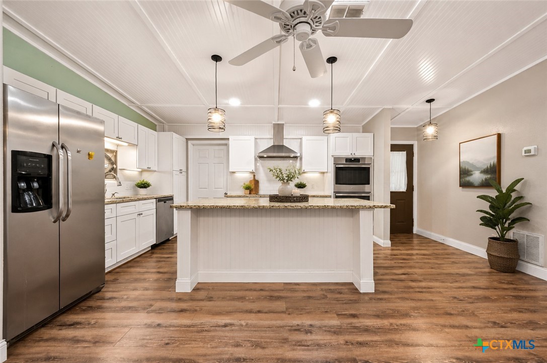 102 Rivercrest Street, Luling, TX 78648 — photo 1