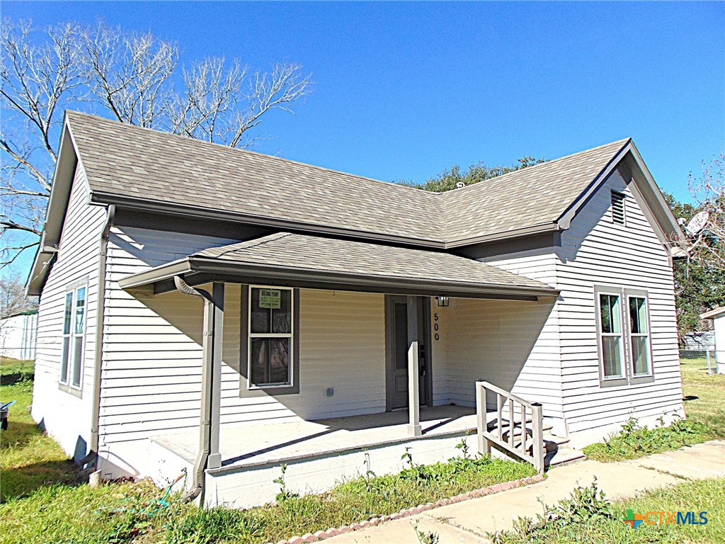 500 S Texana Street, Hallettsville, TX 77964 — photo 1