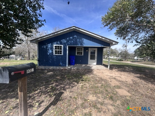 902 Simpson Street, Yoakum, TX 77995 — photo 1