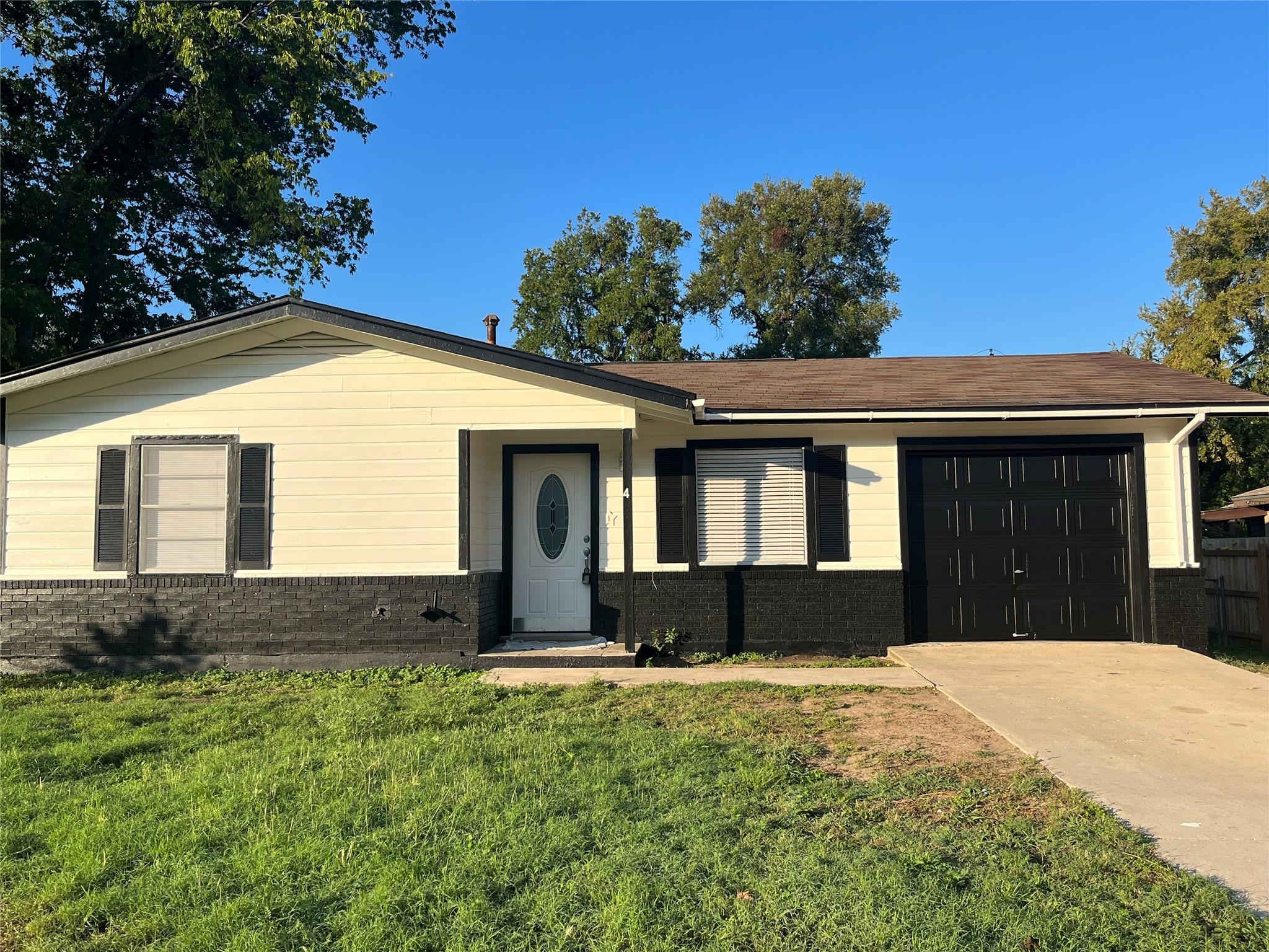 4 Hollywood, Lampasas, TX 76550 — photo 1