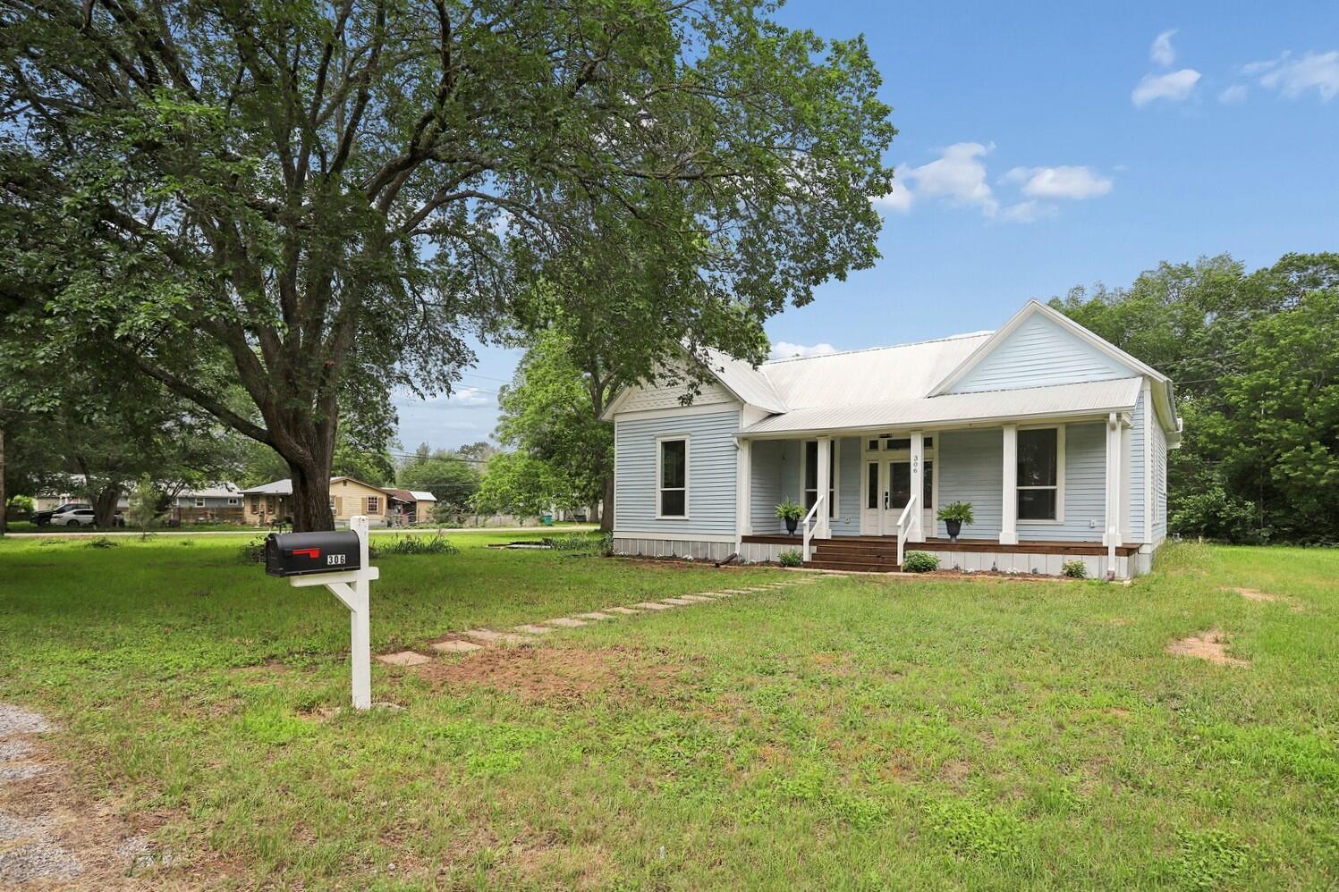 306 Rivers, Smithville, TX 78957 — photo 1