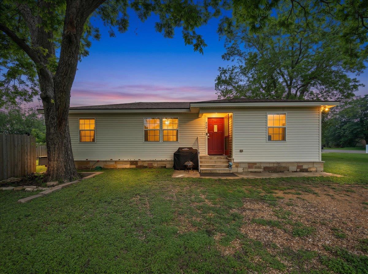 608 Washington, Smithville, TX 78957 — photo 1