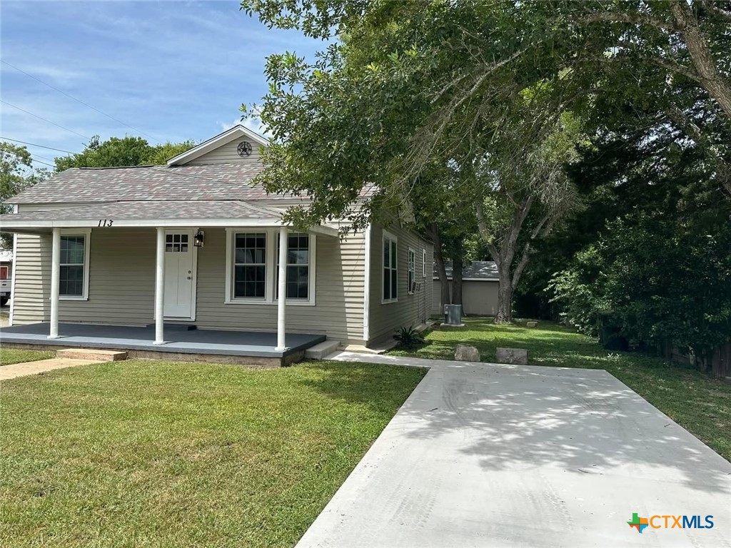 113 N Middle Street, Flatonia, TX 78941 — photo 1