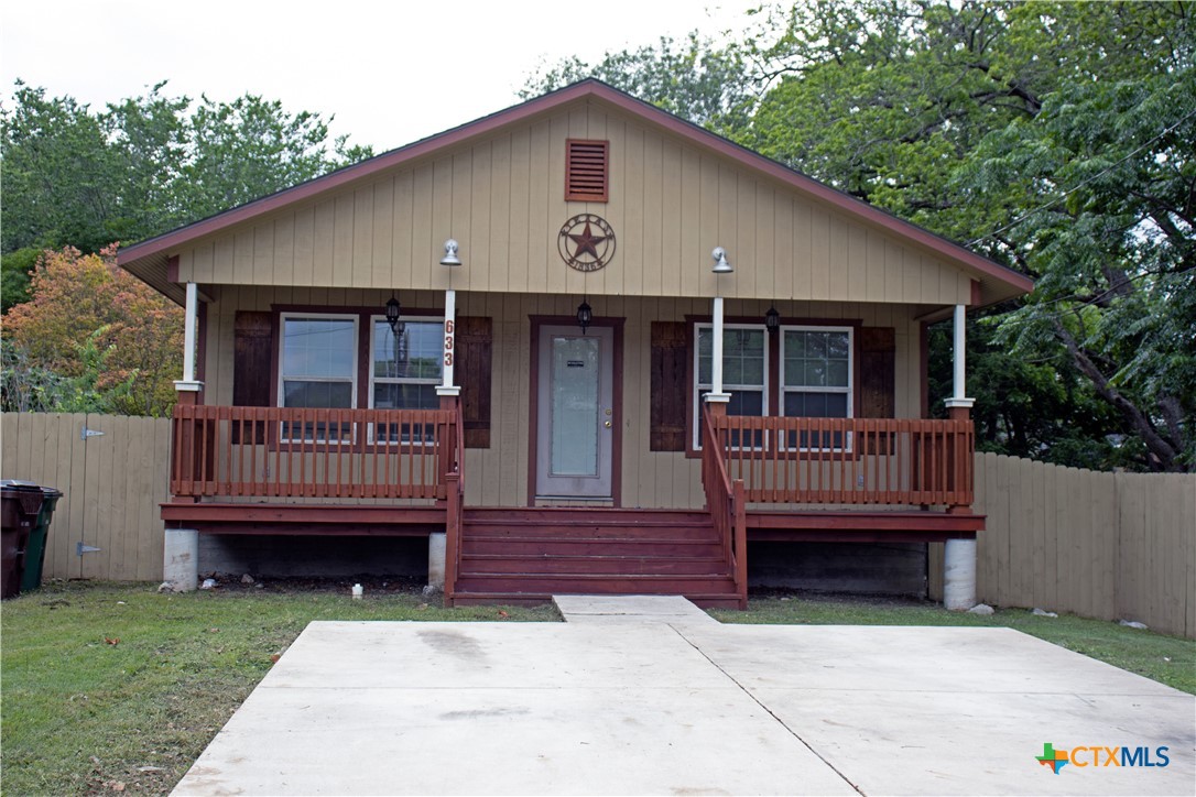 633 S Commerce Street, Lockhart, TX 78644 — photo 1