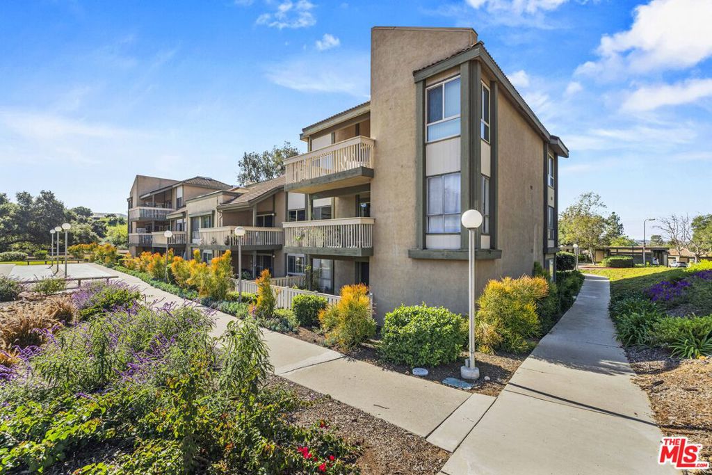 824 Pinetree Circle 14, Thousand Oaks, CA 91360 — photo 1