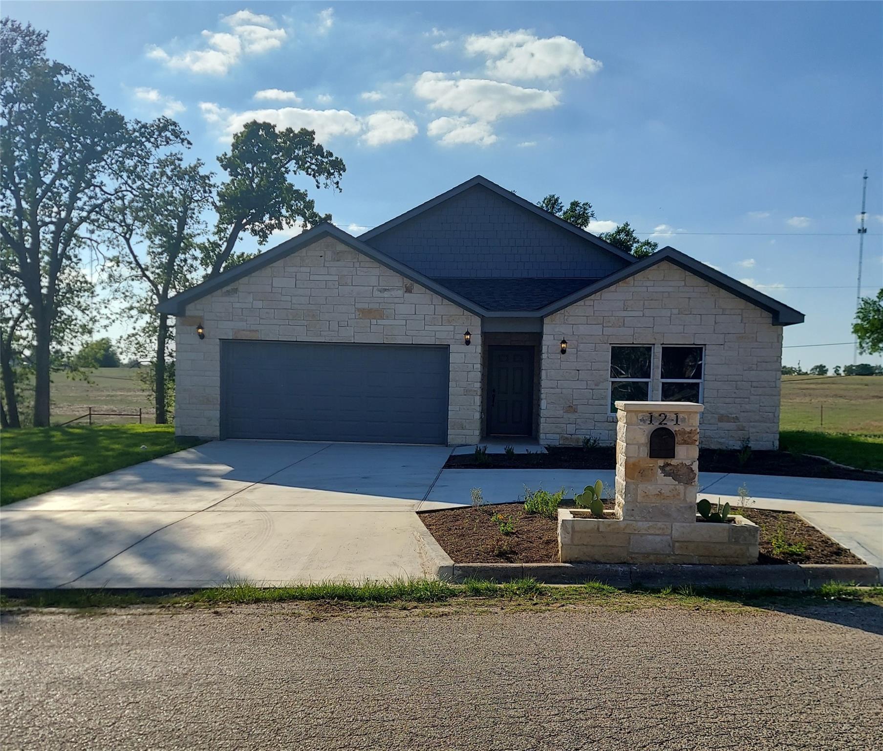 121 Spanish Oak, Cameron, TX 76520 — photo 1
