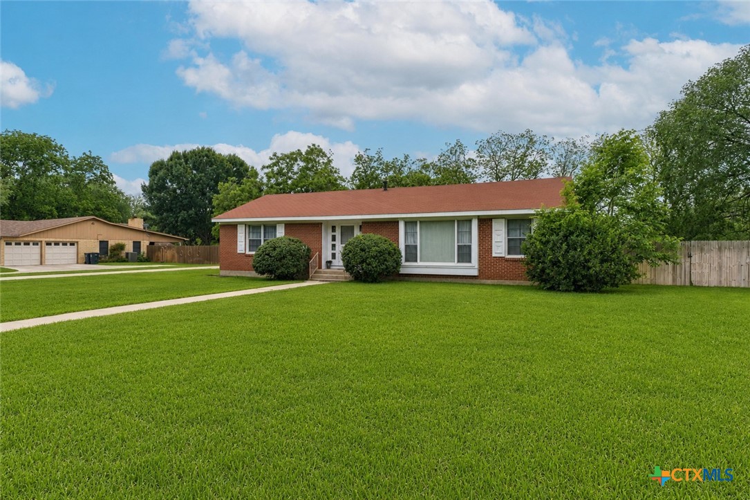 908 S Laurel Avenue, Luling, TX 78648 — photo 1