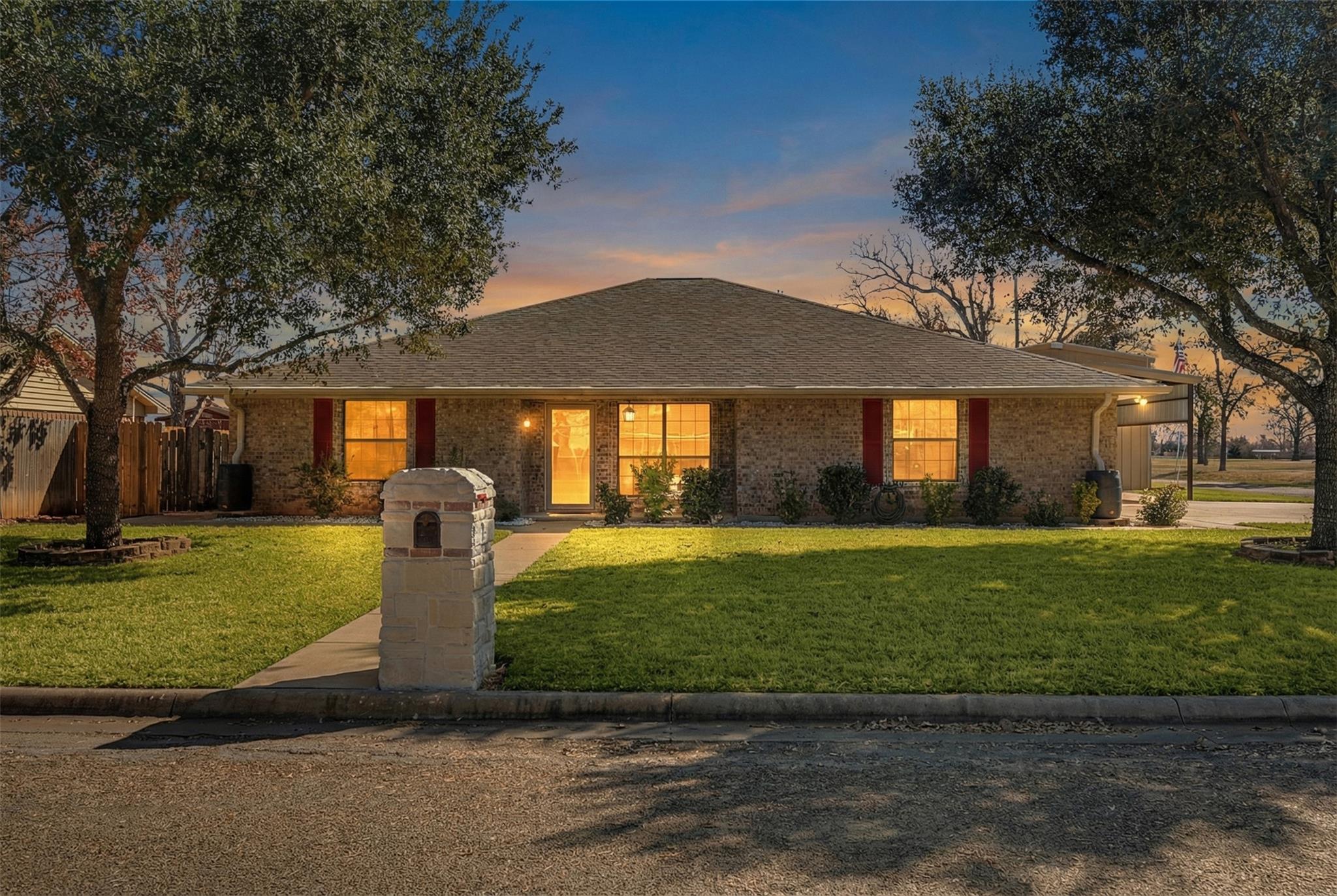 1601 Sunset Cir, Cameron, TX 76520 — photo 1