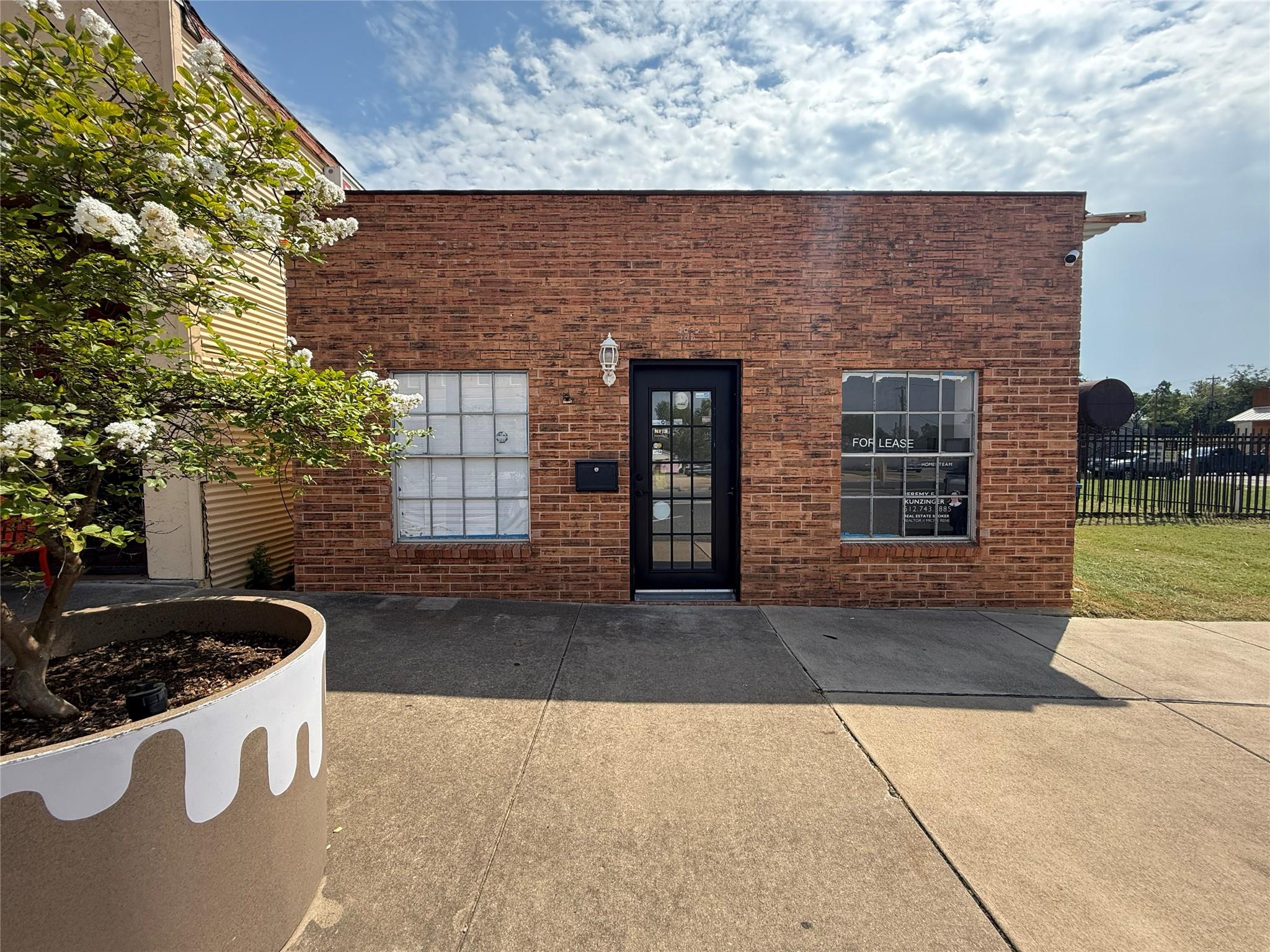 117 S Main St, Elgin, TX 78621 — photo 1