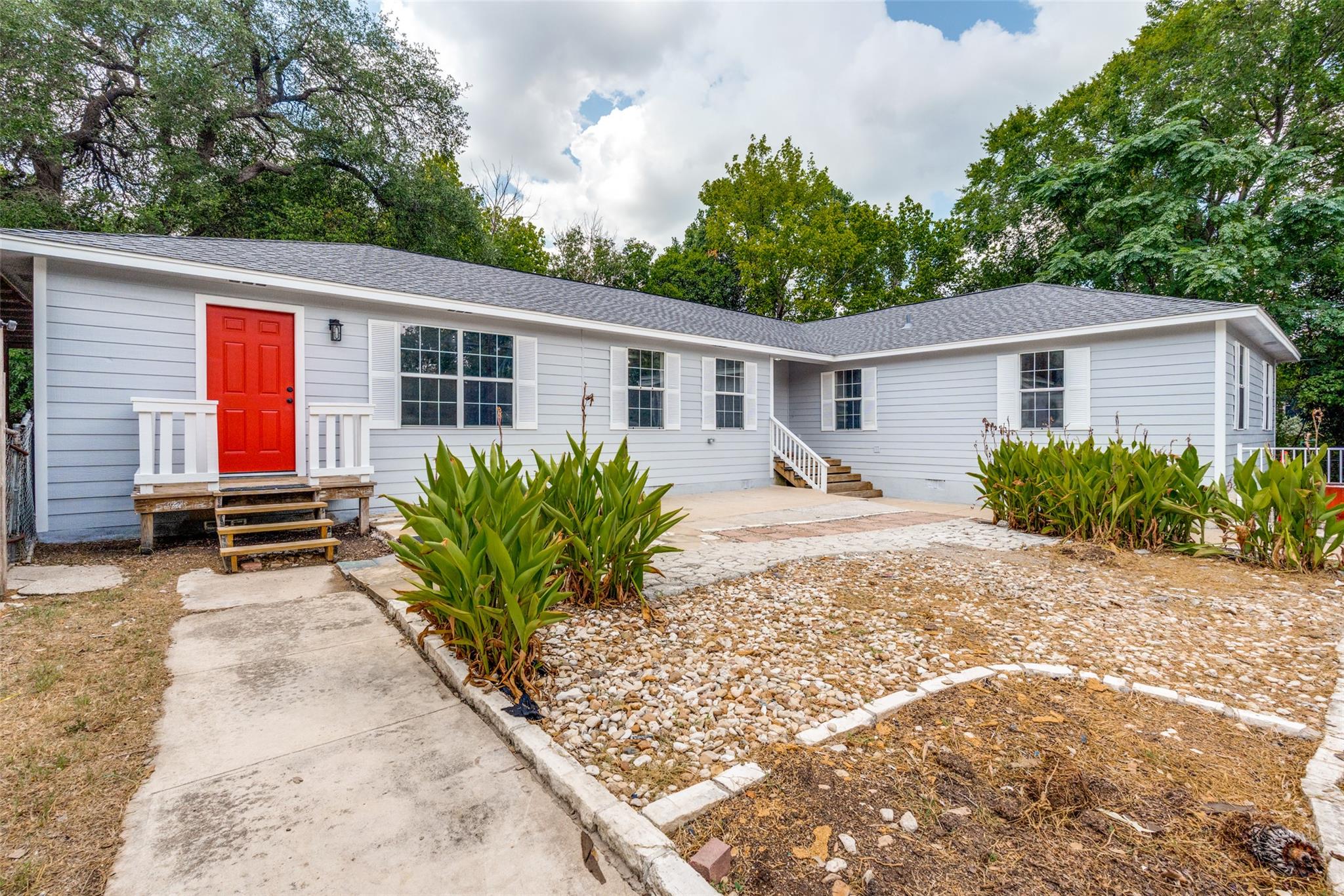 417 N Blanco St, Lockhart, TX 78644 — photo 1