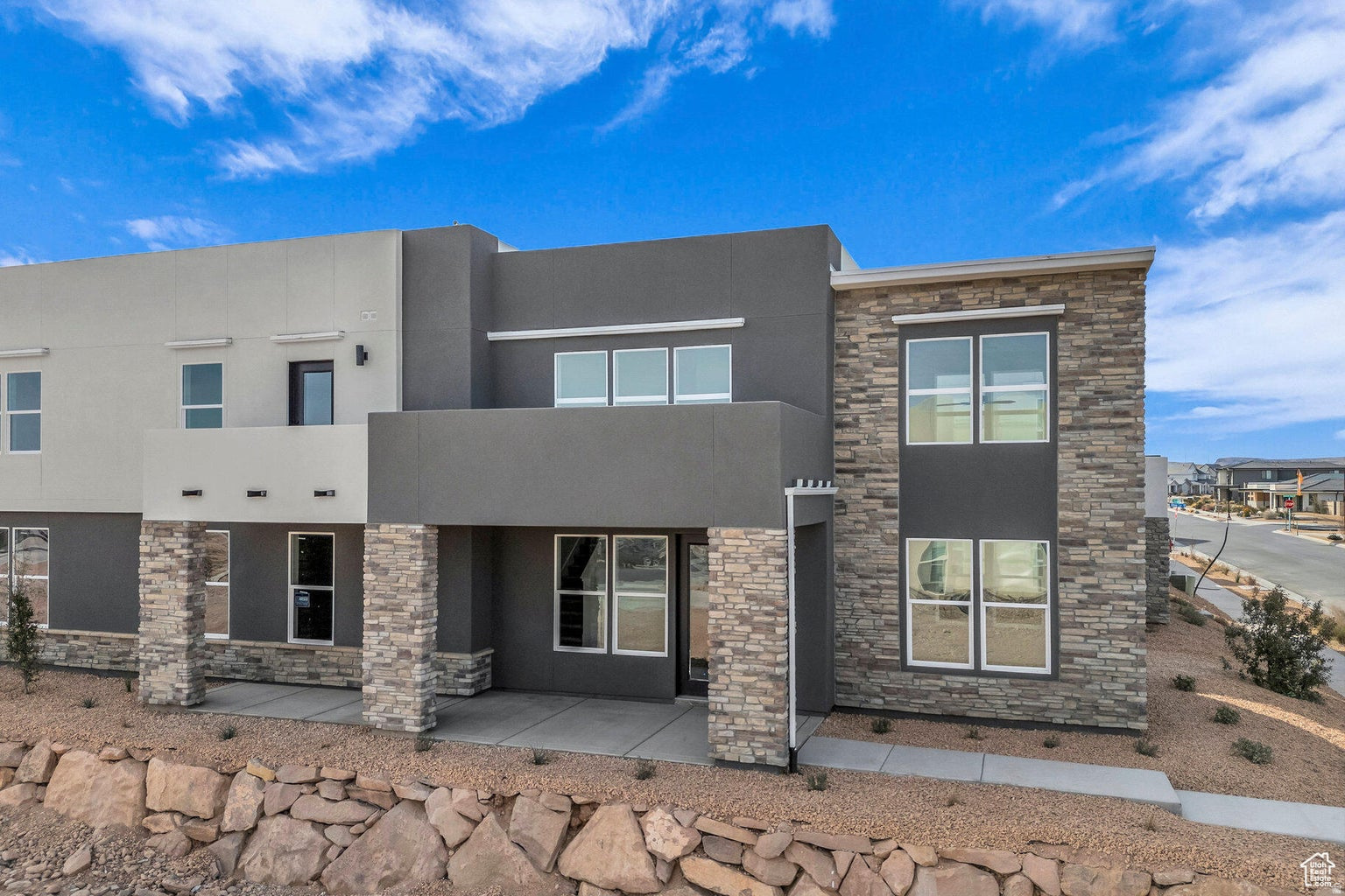 560 W AQUA COVE