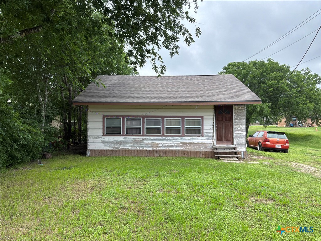 601 E 5th Street, Nixon, TX 78140 — photo 1