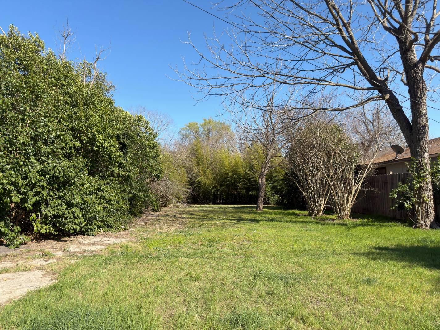 113 Royal, Taylor, TX 76574 — photo 1