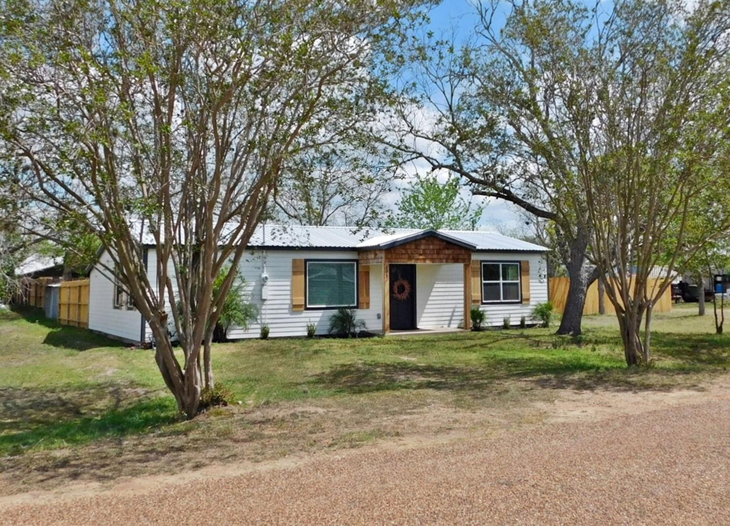 205 Train, Ellinger, TX 78938 — photo 1