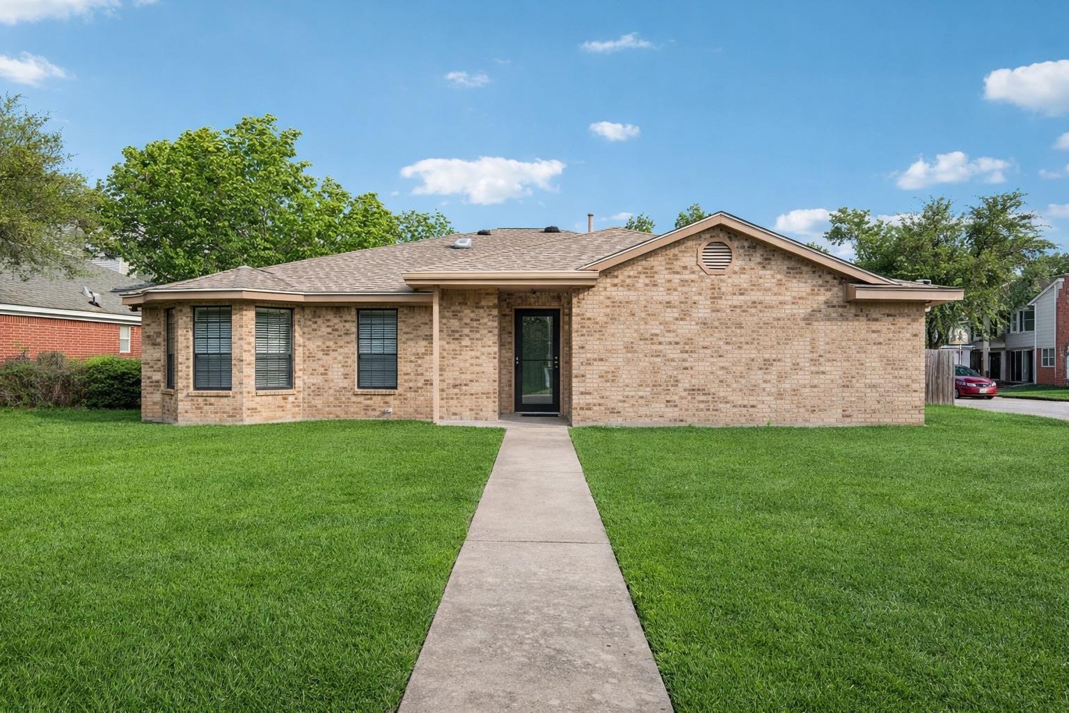 1800 Cedarlawn, Taylor, TX 76574 — photo 1