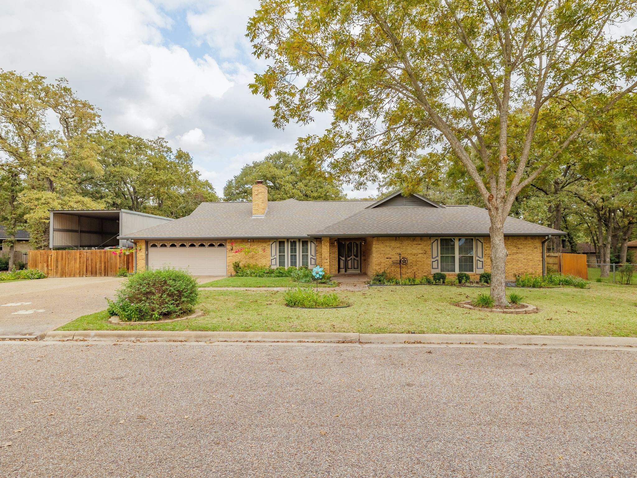 704 Enfield, Rockdale, TX 76567 — photo 1