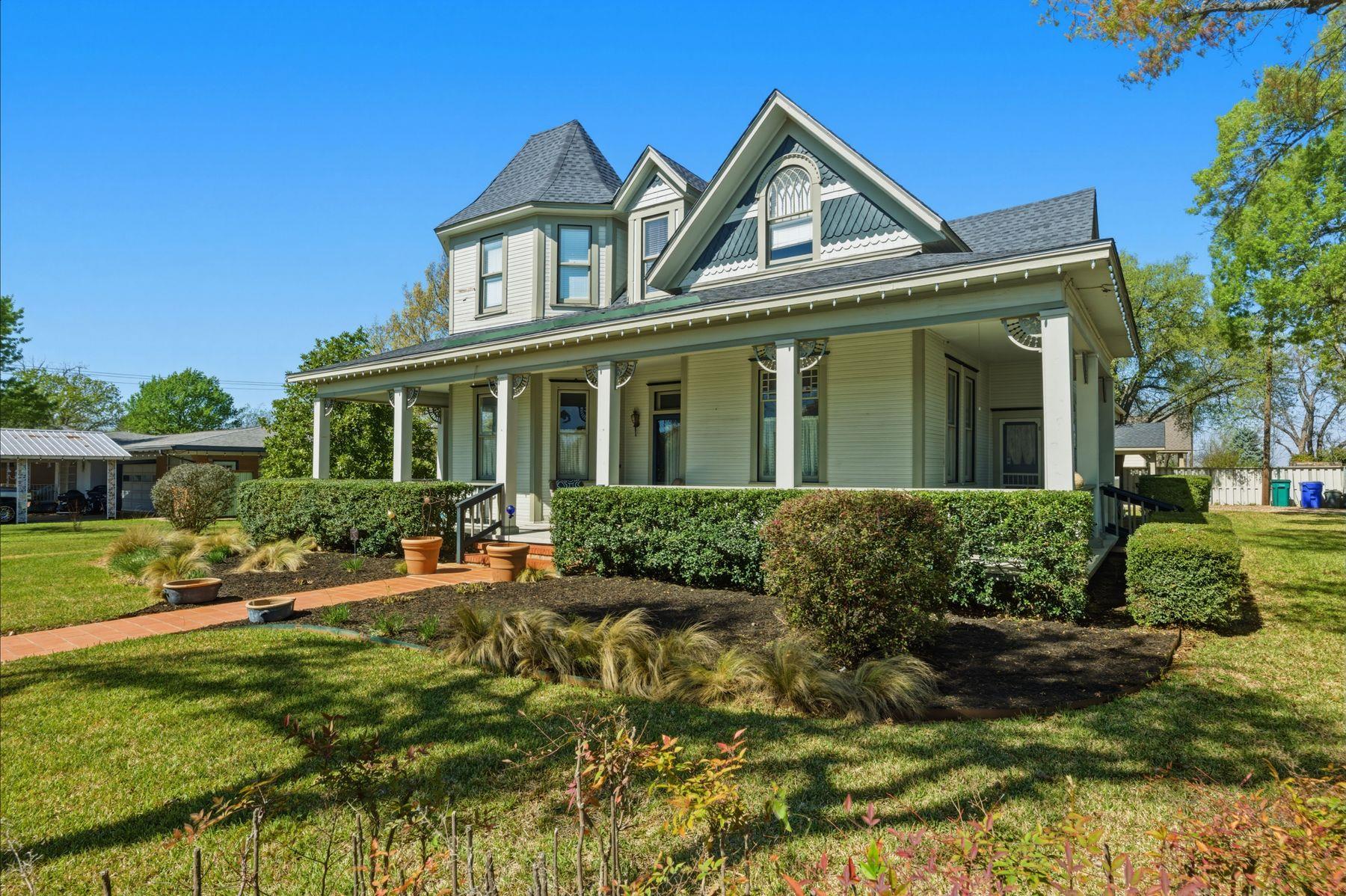 100 11th, Elgin, TX 78621 — photo 1