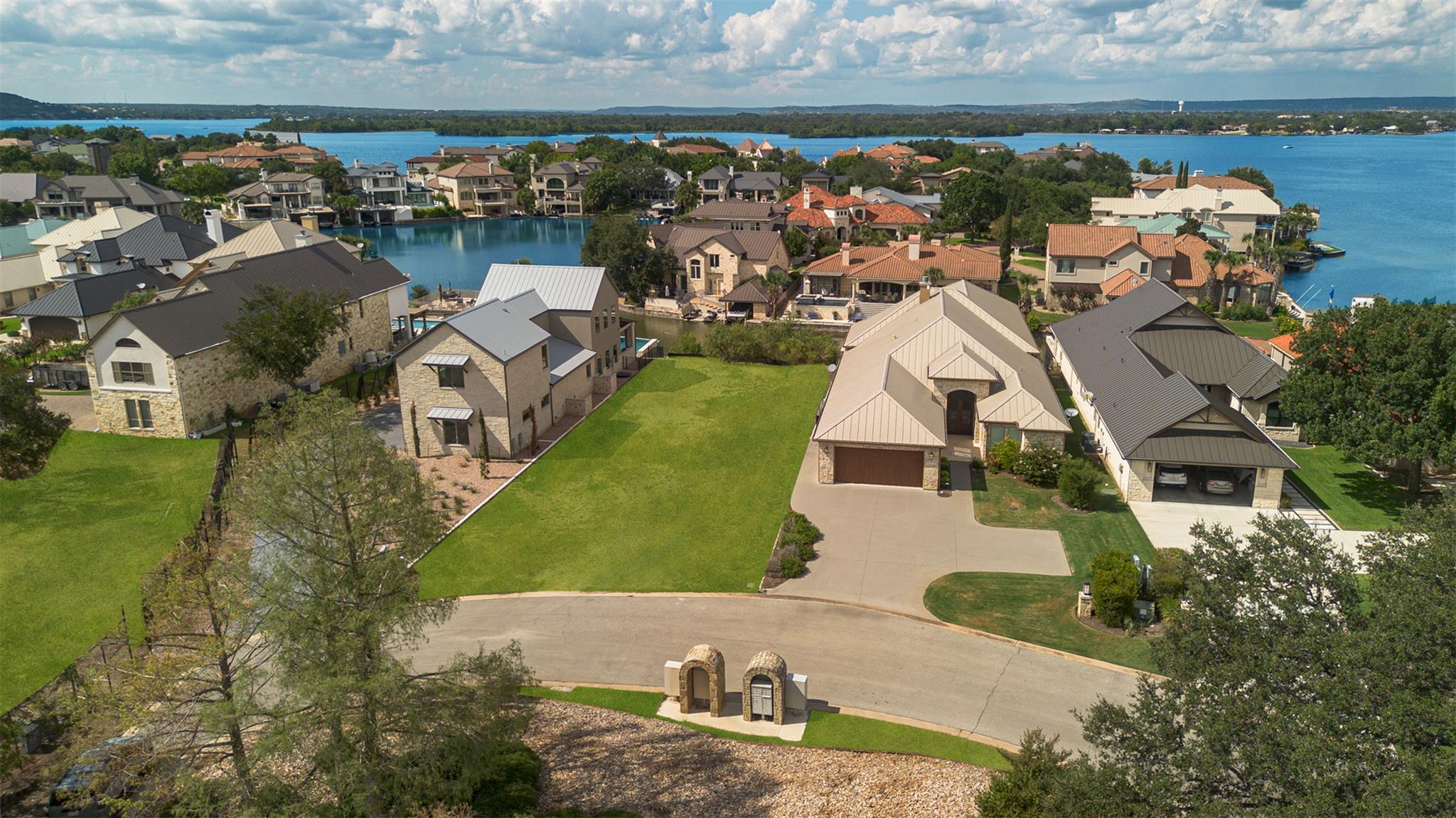 100 Wennmohs, Horseshoe Bay, TX 78657 — photo 1