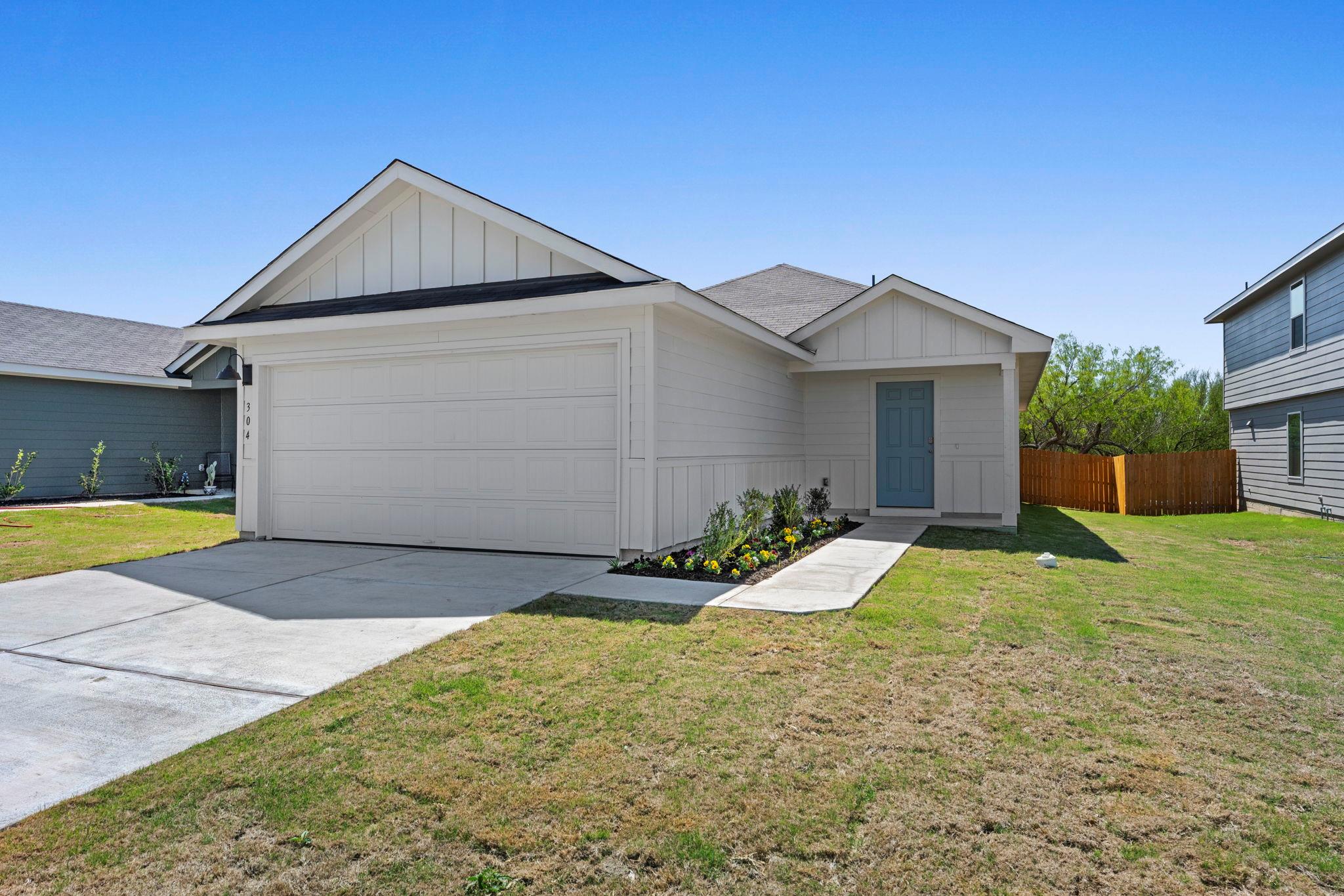 304  Wild Goose Dr, Luling, TX 78648 — photo 1